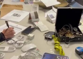 Material apreendido pela Polícia Civil durante operação contra quadrilha de falsos leilões, foram recolhidos celulares, joias, eletrônicos e documentos — Foto: Divulgação/SSP
