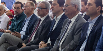 A solenidade de 3 de outubro reuniu autoridades estaduais e municipais, como o prefeito Leandro Vilela, o vice-prefeito João Campos, o vice-governador Daniel Vilela, o ex-prefeito Gustavo Mendanha, vereadores, lideranças comunitárias e representantes acadêmicos.