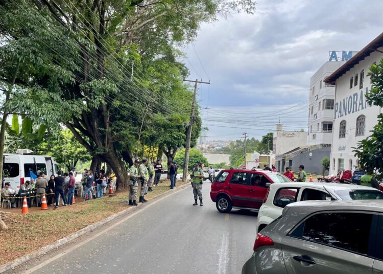 A operação, iniciada às 8h30 em frente ao Terminal Rodoviário, reuniu 35 policiais militares e 15 servidores da SEFAZ para fiscalizar documentos veiculares. Foto: Vander Lúcio Barbosa