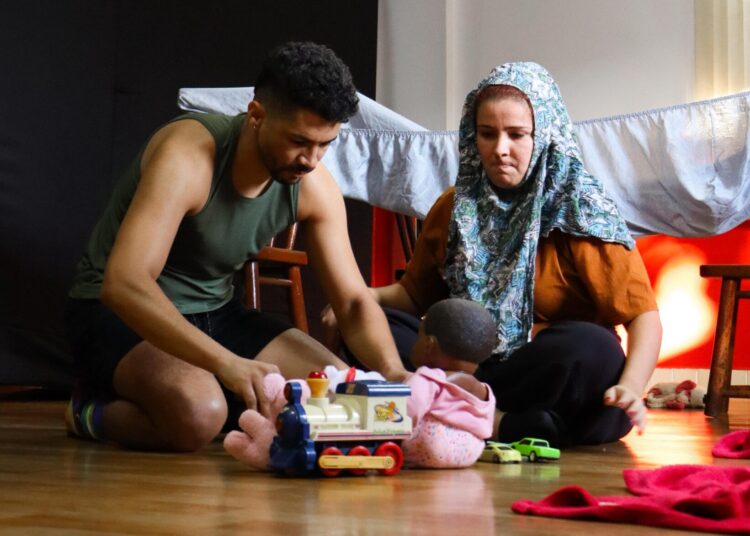 Crianças poderão explorar o movimento e a imaginação durante a oficina “Brincando com Chão”, que acontece nesta sexta-feira (17). Imagem: Divulgação