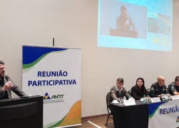 Durante o encontro com representantes da ANTT, Márcio Corrêa destaca a importância de antecipar intervenções nos principais trechos rodoviários do município. Foto: Claudius Brito