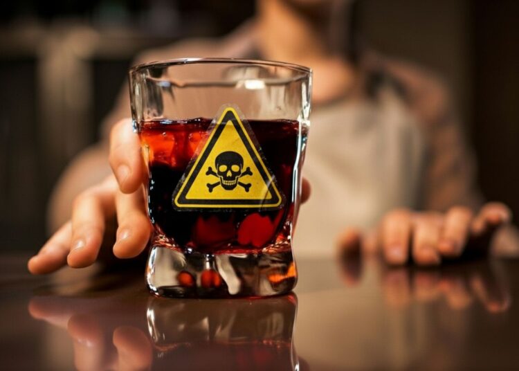 Sintomas da intoxicação por metanol incluem visão turva e náusea 
Foto: Imagem gerada por IA