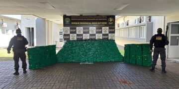 Caminhonete usada no transporte de entorpecentes também é apreendida (Divulgação PF)