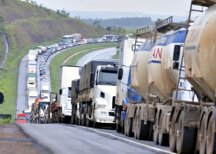 Difícil de imaginar, mas o país enfrenta escassez de profissionais do volante. Imagem: Reprodução/Internet