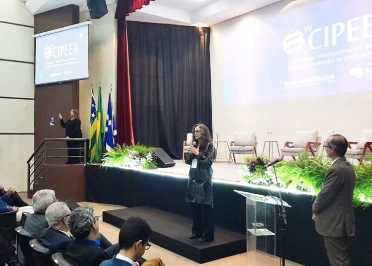 Márcia Castro- ministrante da Palestra Magna do VII CIPEEX
