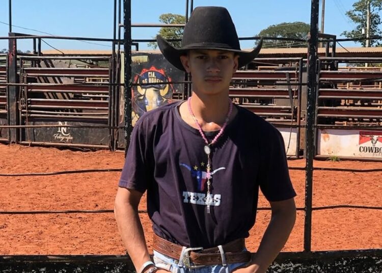 Família decide doar órgãos de jovem peão que morreu em rodeio, em Aparecida do Rio Doce (Foto: Reprodução)