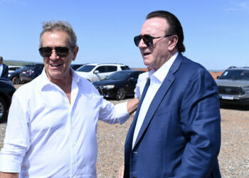 Marcos Alberto Campos, um dos sócios-empreendedores do Antares, recepciona o empresário Júnior Friboi, convidado melhorias no projeto do futuro aeroporto em Aparecida de Goiânia. Foto: Cristiano Borges