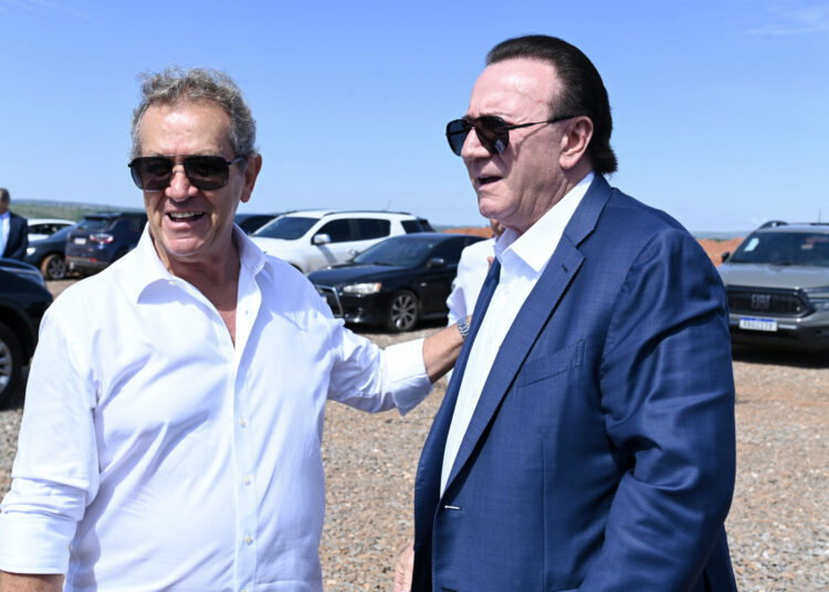 Marcos Alberto Campos, um dos sócios-empreendedores do Antares, recepciona o empresário Júnior Friboi, convidado melhorias no projeto do futuro aeroporto em Aparecida de Goiânia. Foto: Cristiano Borges