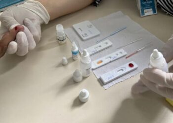 Testes rápidos para detecção de sífilis, HIV e hepatites — Foto: ASCOM ISD