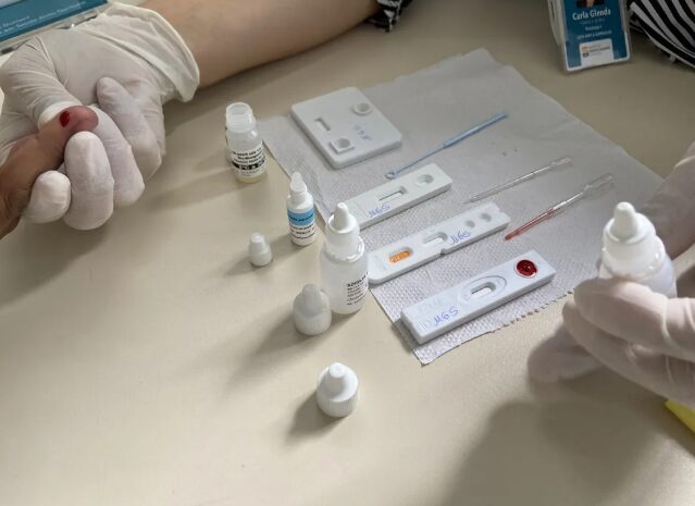 Testes rápidos para detecção de sífilis, HIV e hepatites — Foto: ASCOM ISD