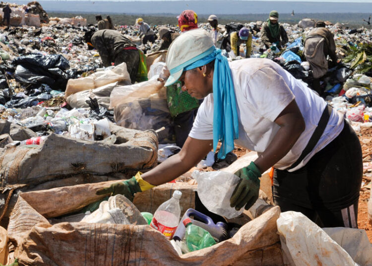 BIE - Banco de Imagens Externas. 

Lixão da Estrutural.

Os municípios poderão ter mais dois anos e contar com recursos federais para se adaptarem à Política Nacional de Resíduos Sólidos, a lei que, entre outras mudanças, prevê o fim dos lixões. A decisão foi anunciada pelo senador Romero Jucá (PMDB-RR) durante o debate da MP 651/2014.

Foto: Edilson Rodrigues/Agência Senado