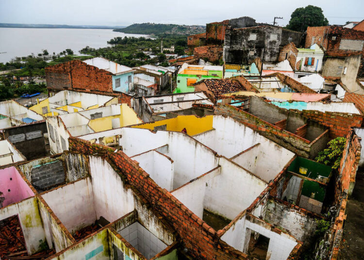 Maceió, 09 de julho de 2020
Pinheiro - Terra de ninguém. Casa e prédios abodonados no bairro do Pinheiro em Maceió. Alagoas - Brasil.
Foto: ©Ailton Cruz