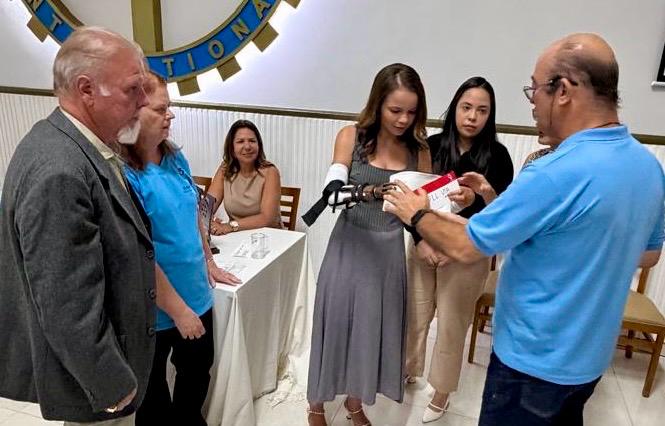 Railma recebeu a prótese em ação solidária que representa, para ela, um novo começo. Imagem: Portal Contexto