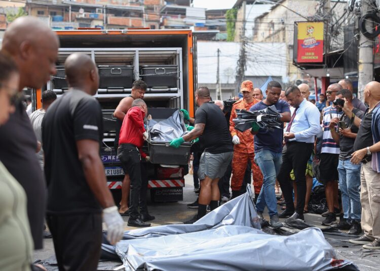 Dezenas de corpos foram levados por moradores para a Praça São Lucas, na Penha, zona norte do Rio de Janeiro, depois da Operação Contenção / Crédito: Tomaz Silva/Agência Brasil