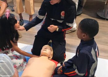 Instrutora e crianças do Projeto Samuzinho ensinam manobras de reanimação cardiopulmonar. Imagem: Reprodução/Internet