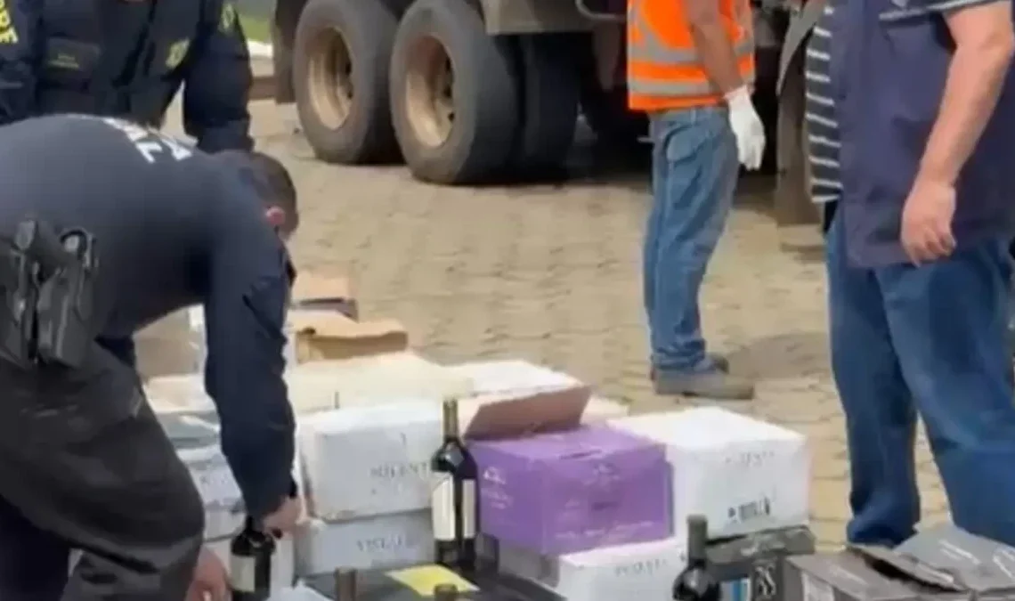 Motorista é preso com mais de mil garrafas de vinho argentino escondidas em carga de adubo na BR-153 (Foto: Divulgação/PRF)