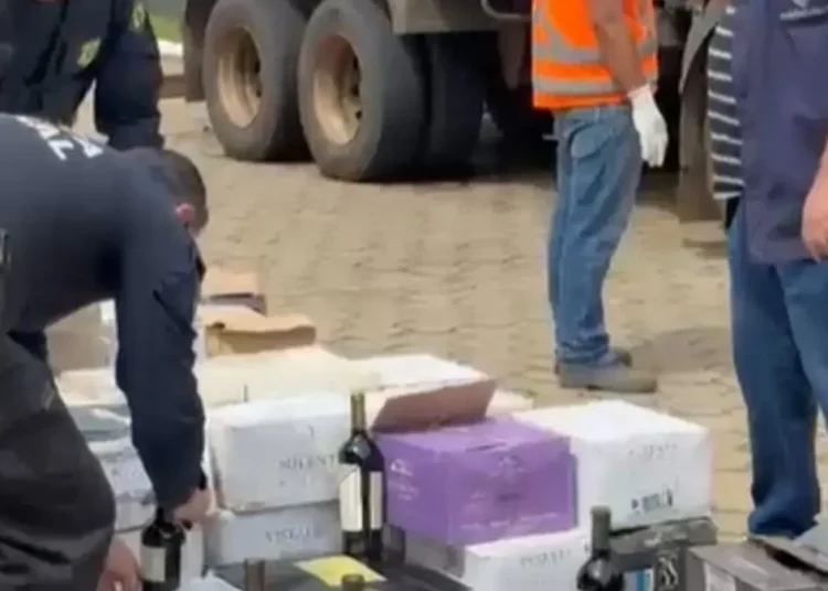 Motorista é preso com mais de mil garrafas de vinho argentino escondidas em carga de adubo na BR-153 (Foto: Divulgação/PRF)