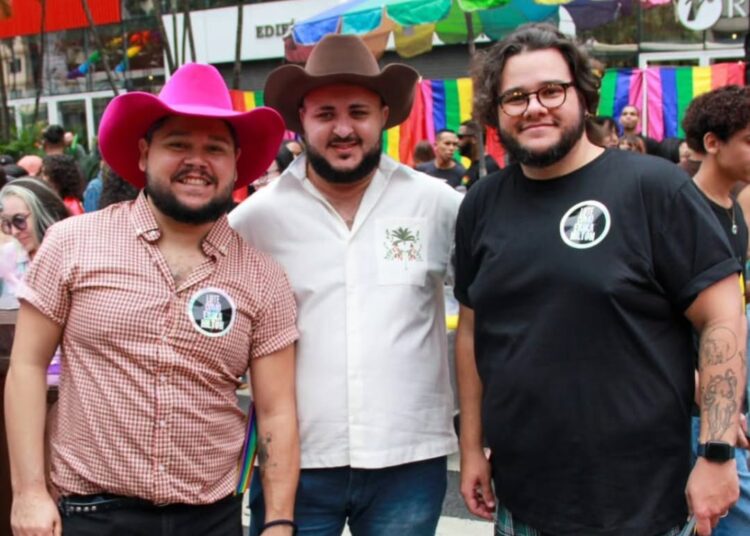 Justiça reconhece união estável de trisal após 5 anos juntos, em Goiás — Foto: Reprodução/Instagram Tulio Adriano