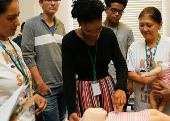 Projeto da Faculdade de Medicina, que ensina crianças e adolescentes a prestarem primeiros socorros em casos de AVC e paradas cardiorrespiratórias Aulas de primeiros socorros para alunos de ensino médio na Faculdade de Medicina com a professora Naomi Kondo Nakagawa. Fotos: Cecília Bastos/USP Imagem