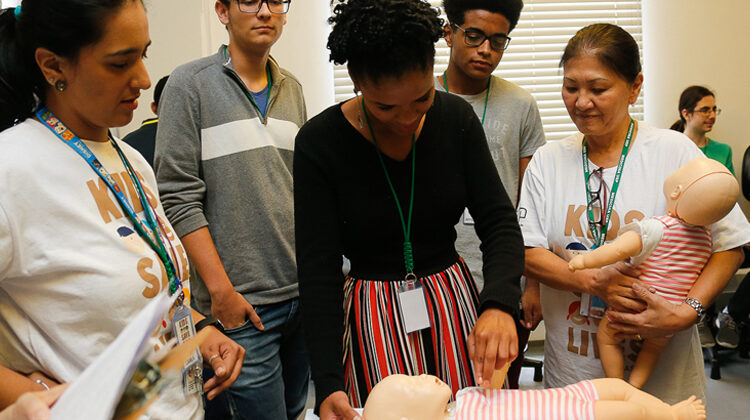 Projeto da Faculdade de Medicina, que ensina crianças e adolescentes a prestarem primeiros socorros em casos de AVC e paradas cardiorrespiratórias Aulas de primeiros socorros para alunos de ensino médio na Faculdade de Medicina com a professora Naomi Kondo Nakagawa. Fotos: Cecília Bastos/USP Imagem