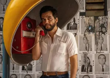 Wagner Moura interpreta Marcelo, um professor viúvo que tenta fugir do Brasil com o filho durante a ditadura. Imagem: Reprodução