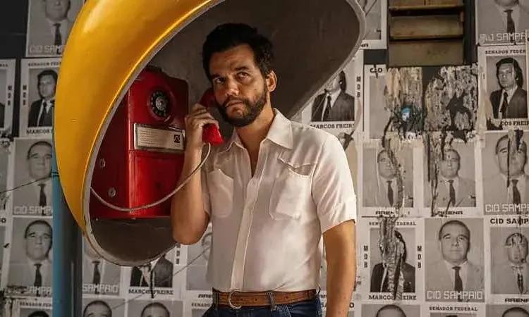 Wagner Moura interpreta Marcelo, um professor viúvo que tenta fugir do Brasil com o filho durante a ditadura. Imagem: Reprodução