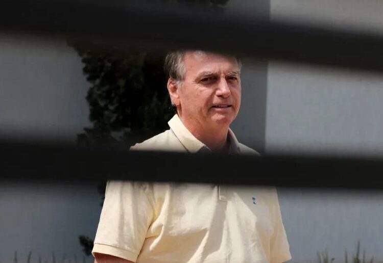 Ex-presidente Jair Bolsonaro em sua casa em Brasília onde cumpre prisão domiciliar. Foto: Diego Herculano/Reuters