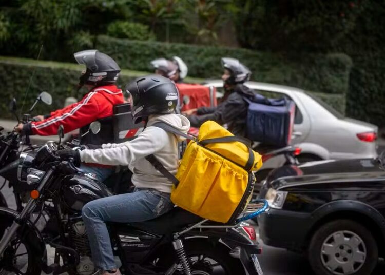 Entregadores de app — Foto: Márcia Foletto / Agência O Globo