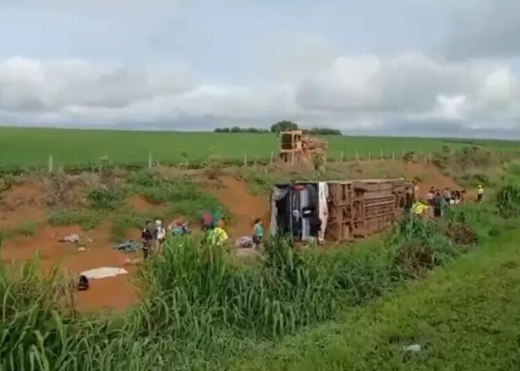 Ônibus com 48 passageiros tomba na BR-060 em Campo Alegre de Goiás (Foto: Reprodução / PRF)