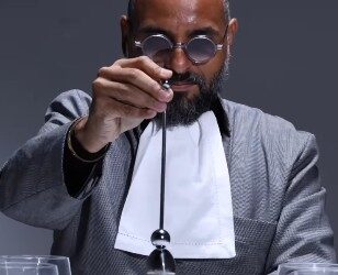 Entre tendências, comportamento e luxo cotidiano, Michel Alcoforado traduz a coisa de rico que vai além do dinheiro: é repertório, olhar e contexto. Imagem: Reprodução