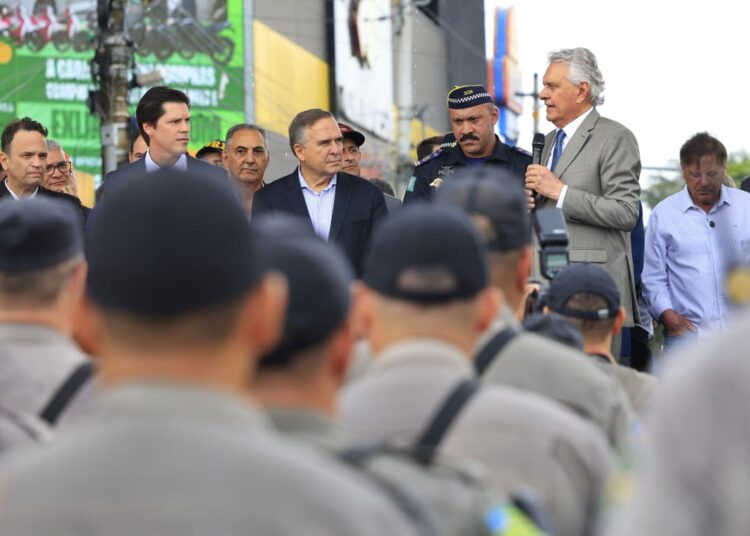 Helicóptero reforça segurança na Operação Natal Seguro
Governador lança Operação Natal Seguro e anuncia R$ 81,6 milhões à segurança pública para realização da ação ( Foto: André Saddi)