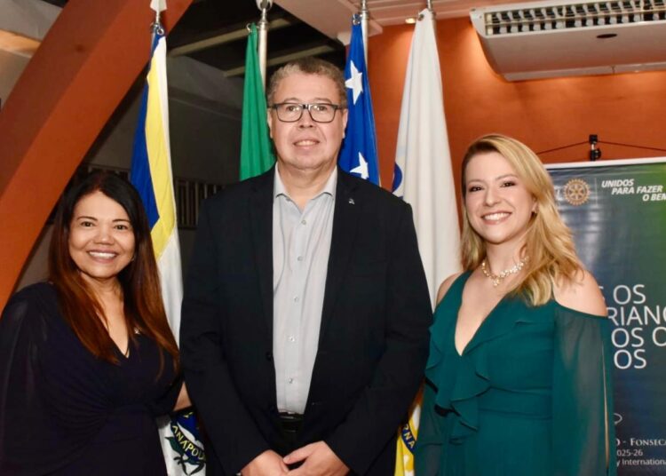 Delegado da Receita Sérgio Nascimento, ladeado pelas líderes do Rotary Dina Machado e Kerolay Lisboa. Imagem: Baiano