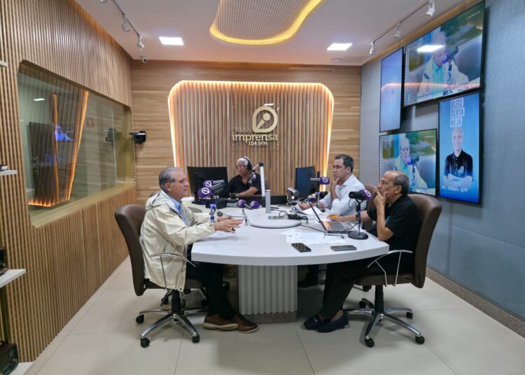 Nilton Pereira, Ed Venturini e Willian Rocha, no programa “O X da Questão”, da Rádio Imprensa 104,9 FM. Foto: Felipe Homsi