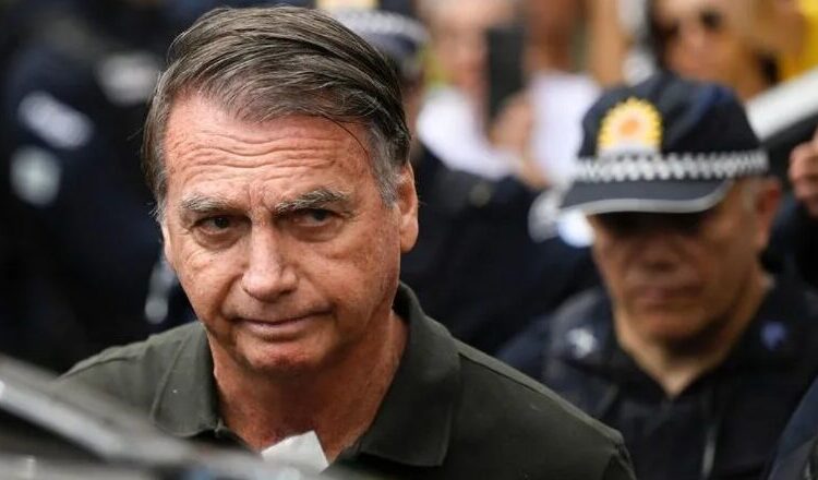 Jair Bolsonaro (PL) na saída de hospital em Brasília  • 14/9/2025 REUTERS/Mateus Bonomi