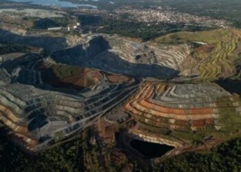 Imagem aérea mostra as cavas abertas pela extração de amianto. Ao fundo, está a cidade de Minaçu. Imagem: Agência Pública / Reprodução.