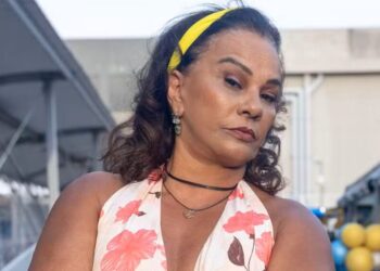 Solange Couto caracterizada como Dona Jura, famosa personagem da novela O Clone. Foto: Léo Rosário