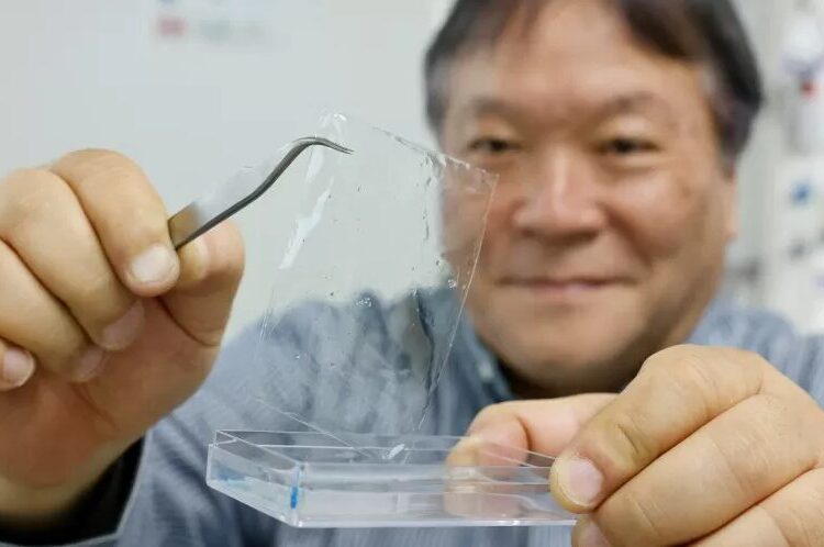 Takuzo Aida, diretor no RIKEN Center, mostra a amostra de plástico degradável
Imagem: REUTERS/Manami Yamada