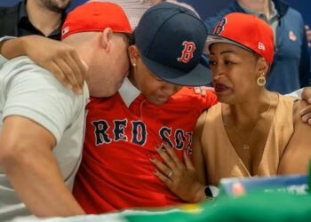 Cláudio Pereira chora ao lado dos pais ao assinar seu primeiro contrato profissional, com o Red Sox — Foto: Divulgação/Red Sox