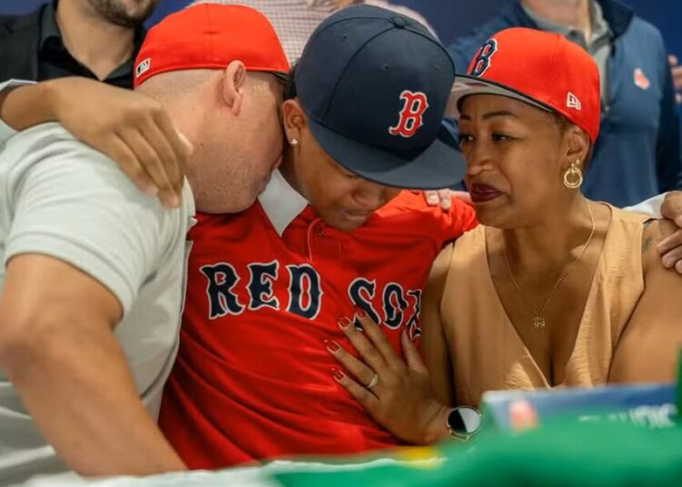 Cláudio Pereira chora ao lado dos pais ao assinar seu primeiro contrato profissional, com o Red Sox — Foto: Divulgação/Red Sox