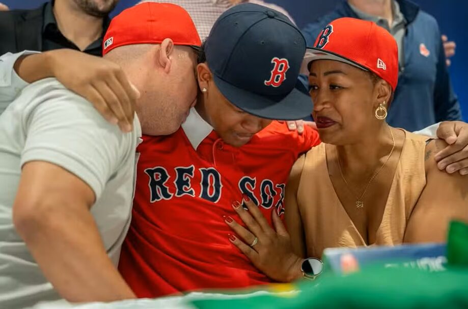 Cláudio Pereira chora ao lado dos pais ao assinar seu primeiro contrato profissional, com o Red Sox — Foto: Divulgação/Red Sox
