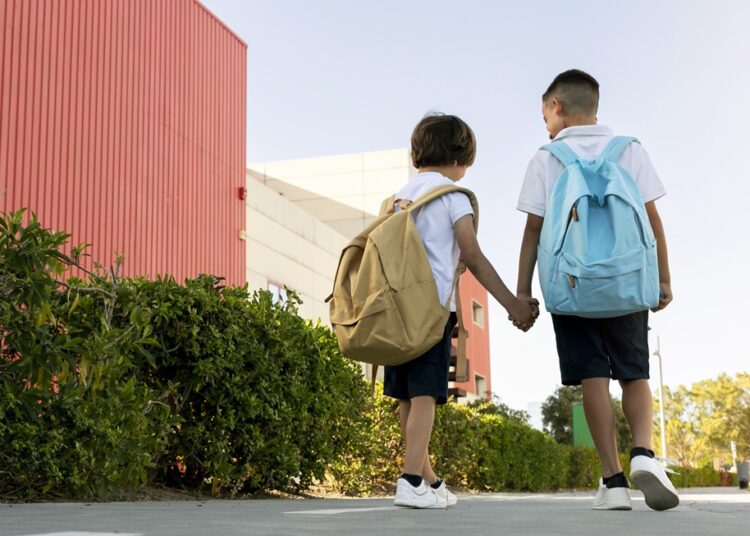 Estudantes com mochila nas costas- SES GO