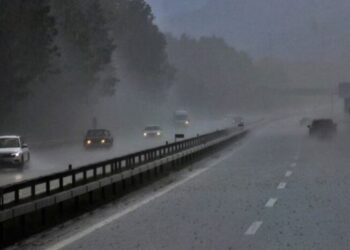 Com chuva, o risco de acidentes aumenta significativamente. Imagem: Reprodução