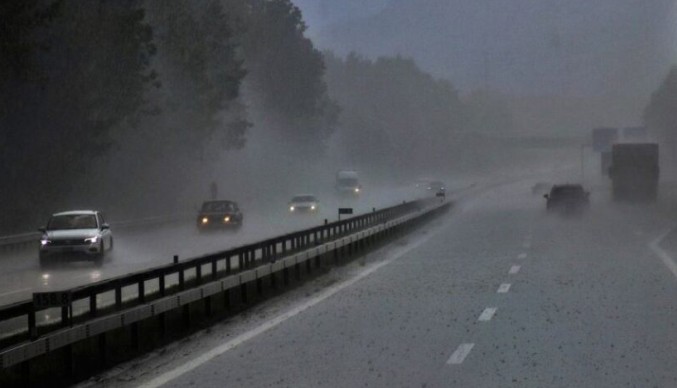 Com chuva, o risco de acidentes aumenta significativamente. Imagem: Reprodução