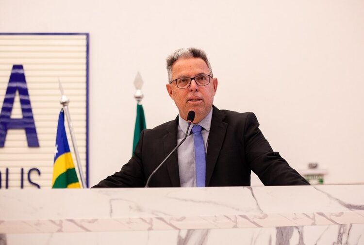 Divino Santa Cruz- Vereador Licenciado