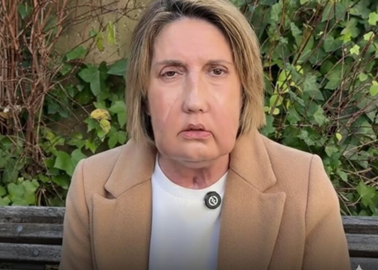 Paciente que recebeu o rosto conversa com a equipe médica — Foto: Hospital Vall d'Hebron/Handout via REUTERS/Gemini