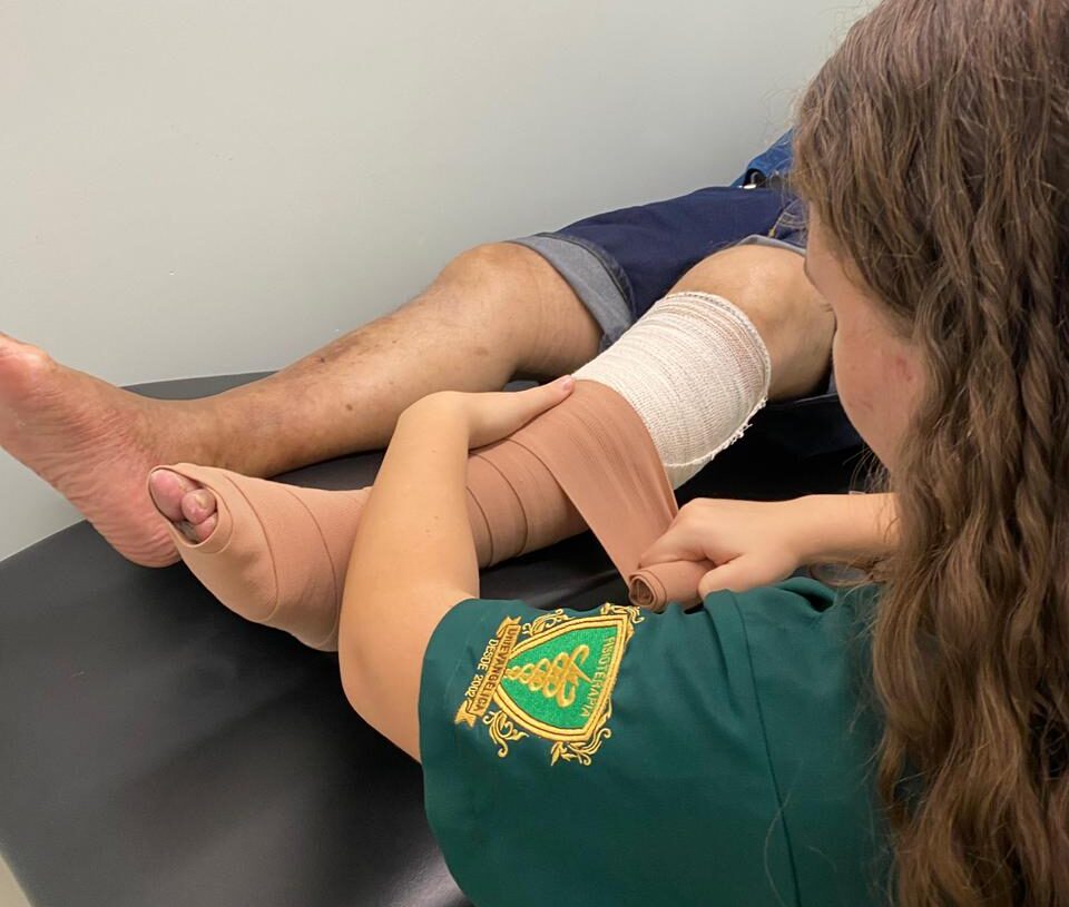 Ações desenvolvidas na Clínica Escola de Fisioterapia aproximam a comunidade e a saúde com atendimento humanizado e qualificado. Imagem: Divulgação