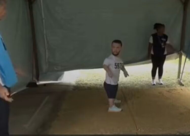 Matheus Matos durante a prova de impulsão horizontal, etapa do Teste de Aptidão Física do concurso para delegado da Polícia Civil de Minas Gerais. Ele afirma que o teste não teve adaptação para sua condição — Foto: Reprodução/Instagram de Matheus Menezes
