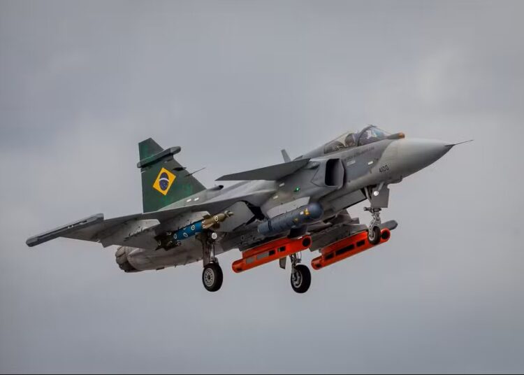 Caça F-39E Gripen durante testes de lançamento de bombas no Rio Grande do Norte — Foto: Sargento Müller Marin/FAB/Divulgação