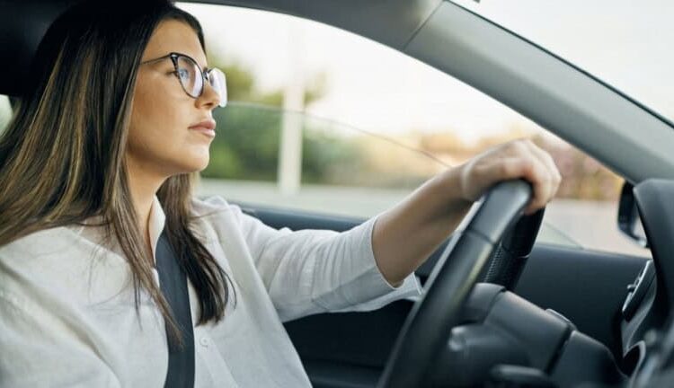 Mulher utilizando óculos ao dirigir – Imagem: Krakenimages.com/Shutterstock