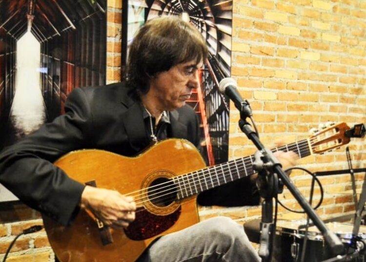 Reinaldo Reis e seu violão